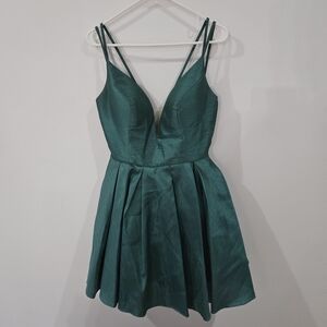 Juliet Sz Large Homecoming/Formal Dress Emerald Green Satin V-Neck A-Line Mini